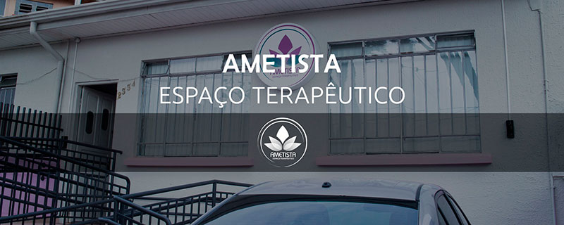 Imagem com uma foto tirada com a fachada da loja