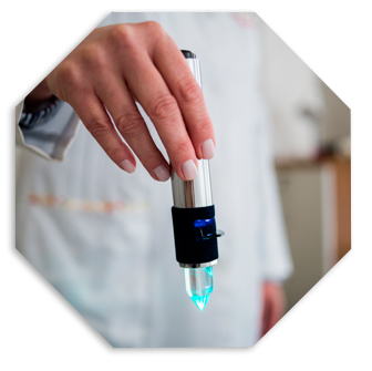 Imagem com um profissional segurando um aparelho que é utilizado na cromoterapia